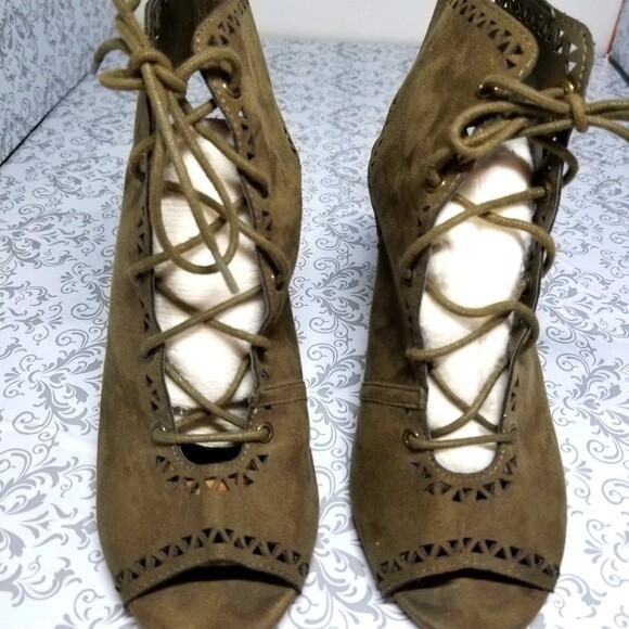 Olive green triangle detail lace up booties - Picture 3 of 4